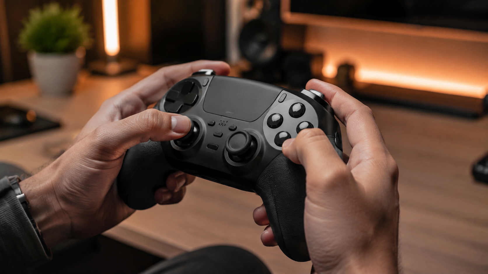 Detalle en primer plano de las manos de un jugador utilizando un mando de consola