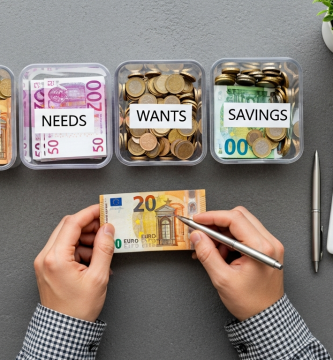 Manos organizando euros en tres frascos etiquetados '900€ Necesidades', '540€ Deseos', '360€ Ahorro'.