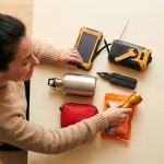 Kit de emergencia familiar completo preparado sobre mesa para catástrofes naturales