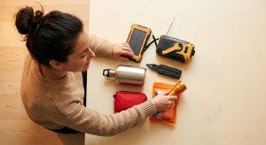 Kit de emergencia familiar completo preparado sobre mesa para catástrofes naturales