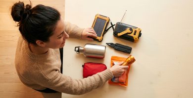 Kit de emergencia familiar completo preparado sobre mesa para catástrofes naturales